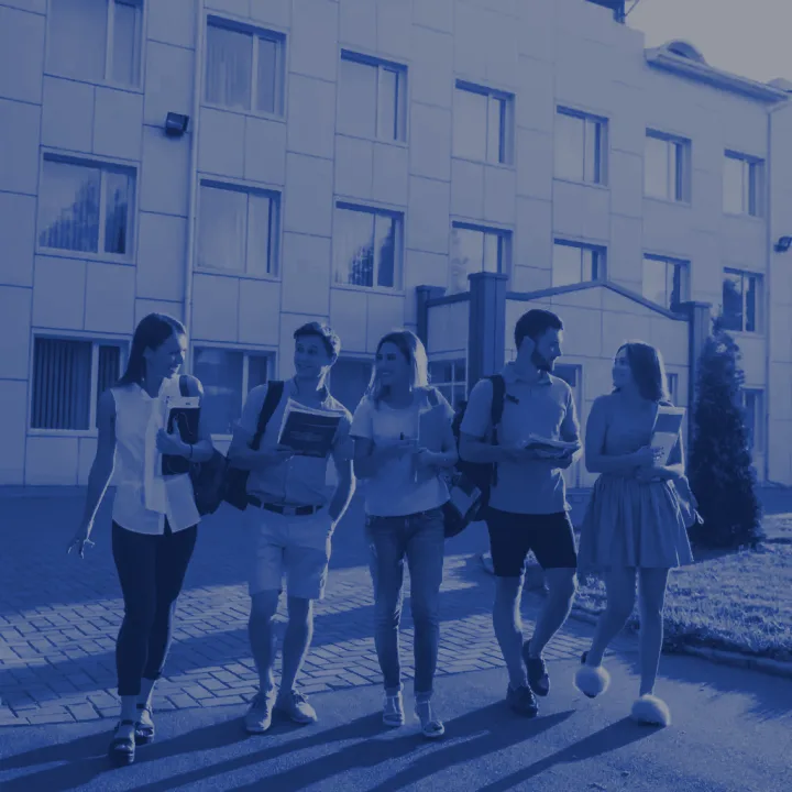 Tələbələr universitet qarşısında